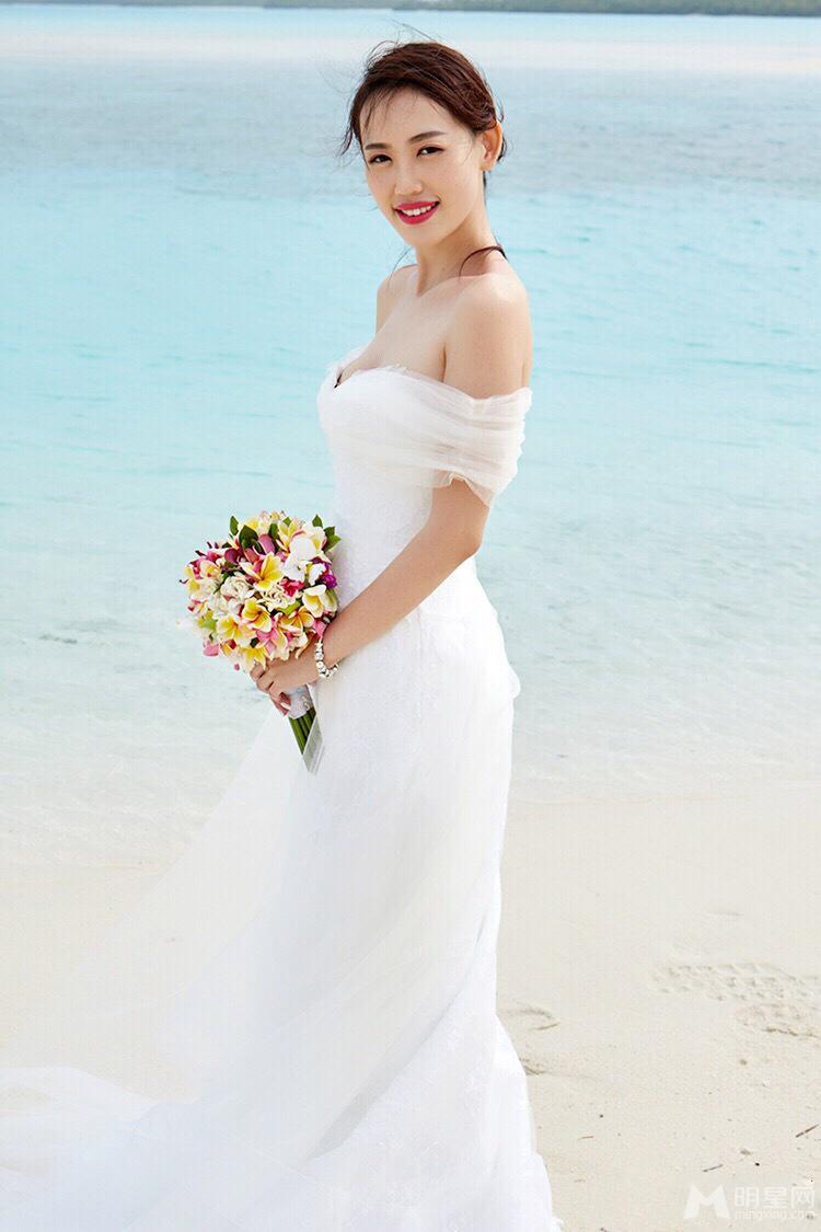 王宝强夫妇海岛拍婚纱照拥抱牵手十分甜蜜_图-9