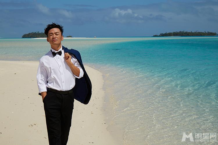 王宝强夫妇海岛拍婚纱照拥抱牵手十分甜蜜_图-1