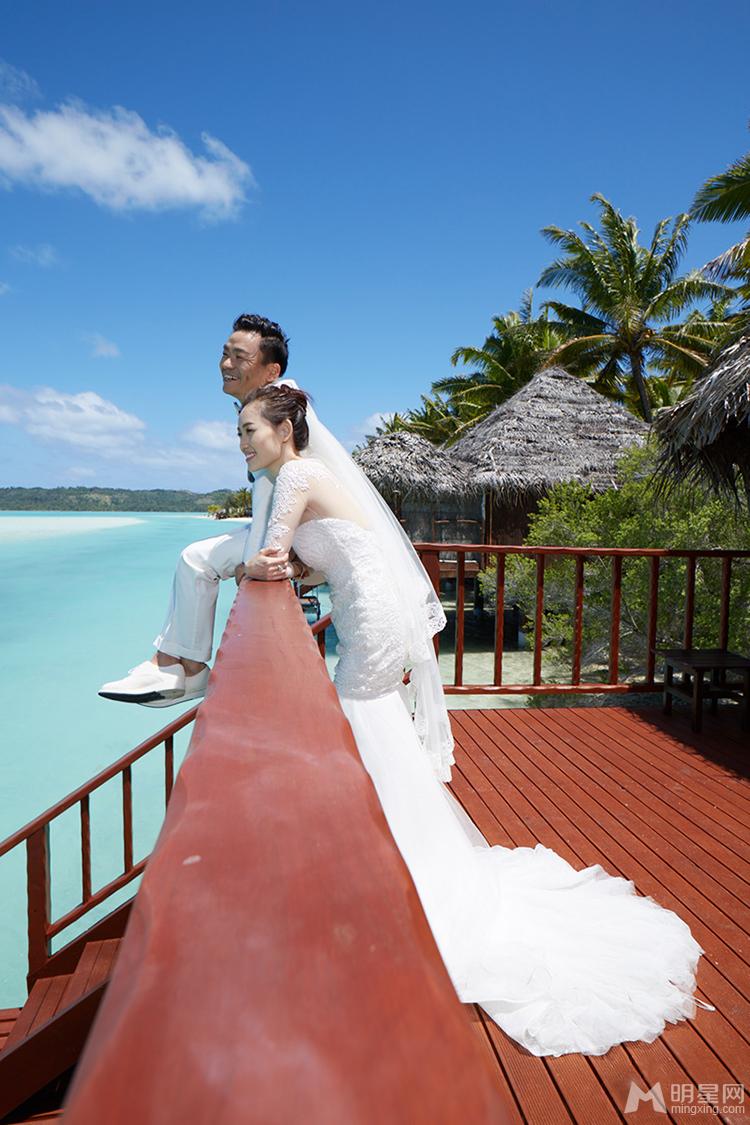 王宝强夫妇海岛拍婚纱照拥抱牵手十分甜蜜_图-6