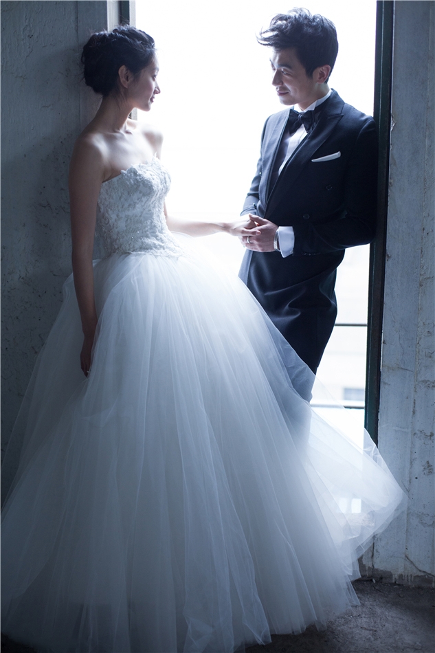 朱亚文沈佳妮婚纱照曝光柔情甜蜜清新_图-16