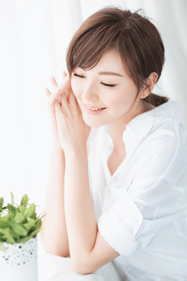 戴娇倩气质写真淡雅动人_图-2