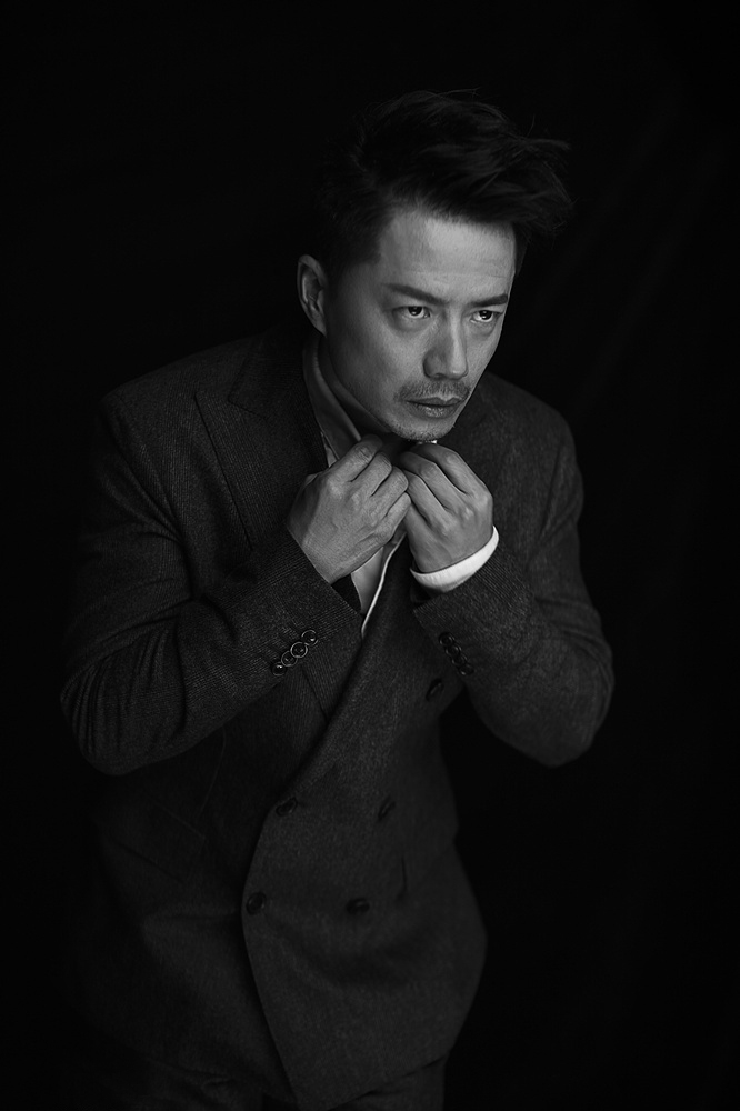 段奕宏黑白写真沉稳有魅力_图-2