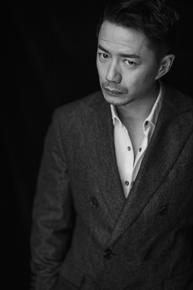 段奕宏黑白写真沉稳有魅力_图-1