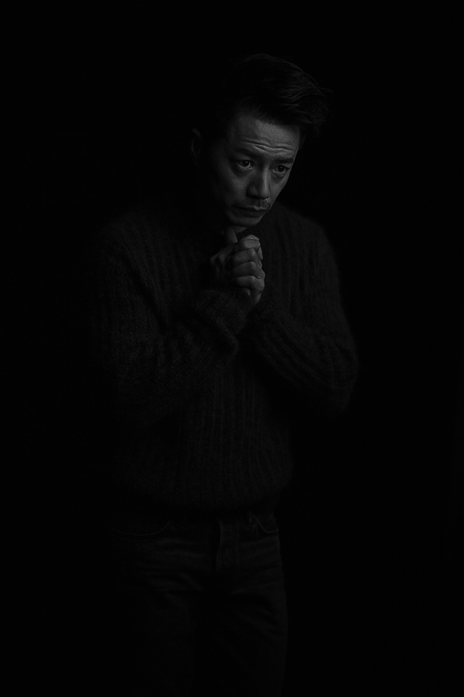段奕宏黑白写真沉稳有魅力_图-3