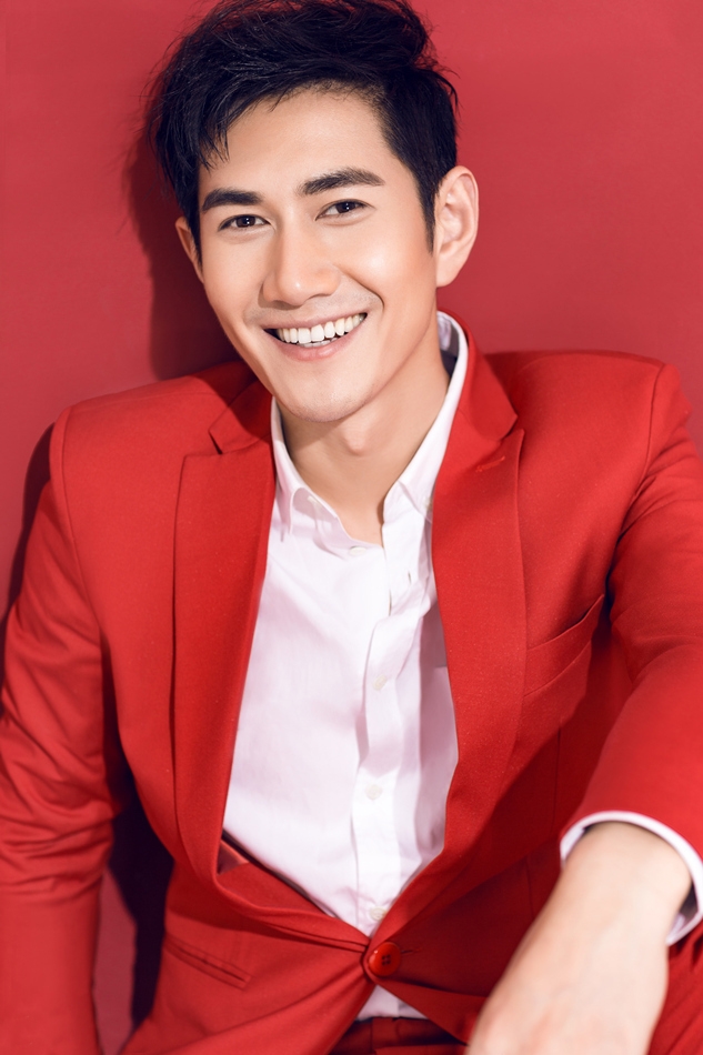 何明翰暖冬写真红衣尽显轻熟男魅力_图-1
