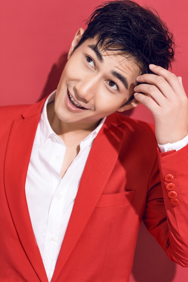 何明翰暖冬写真红衣尽显轻熟男魅力_图-2