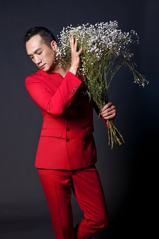 黄觉新春写真红衣拥花文艺十足_图-5