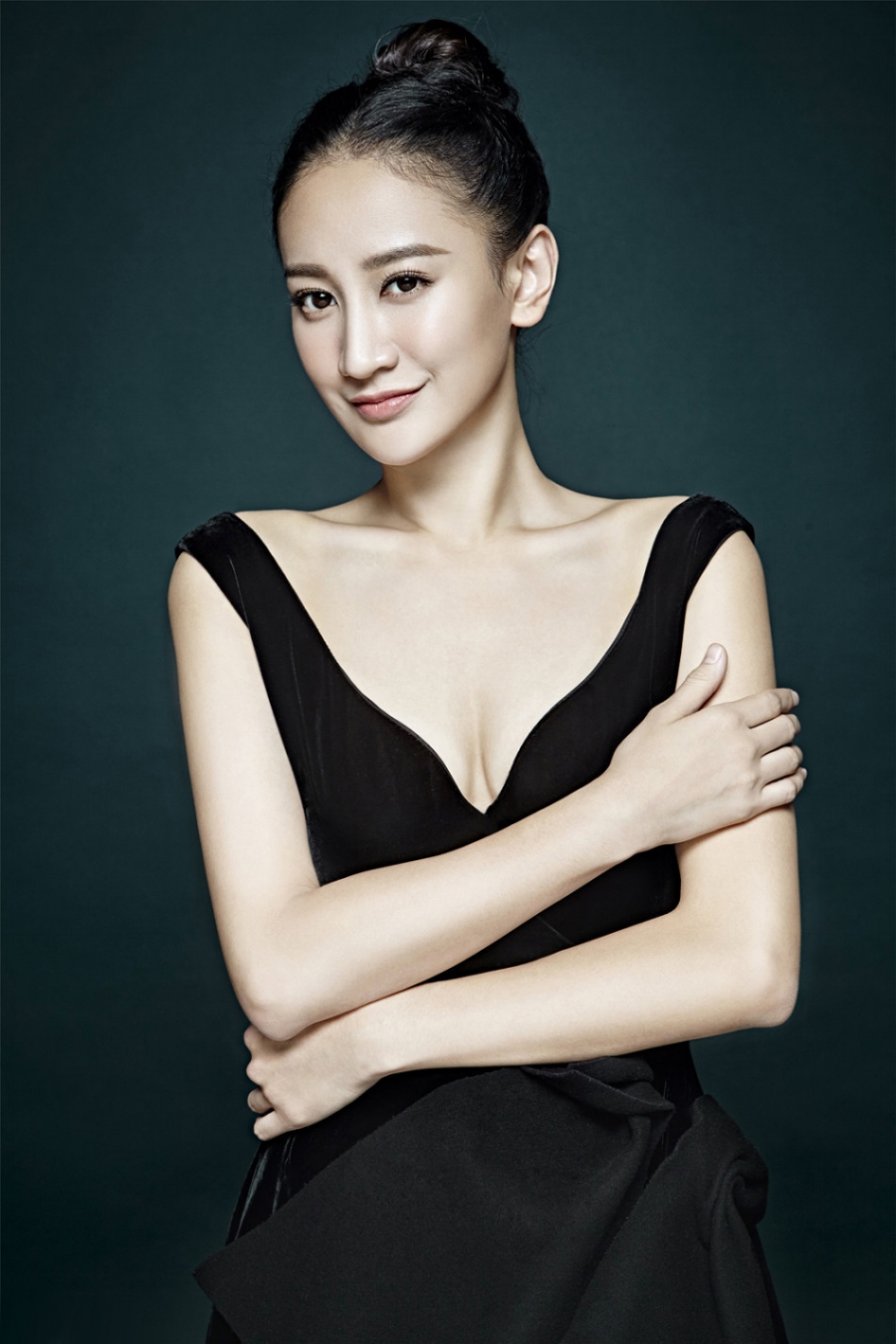 曾泳醍时尚写真妆容素净展现典雅气质_图-1