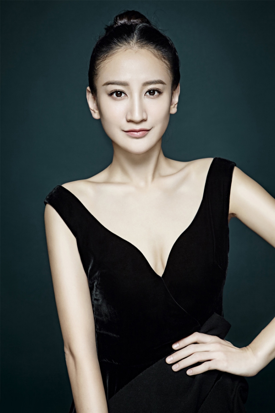 曾泳醍时尚写真妆容素净展现典雅气质_图-5