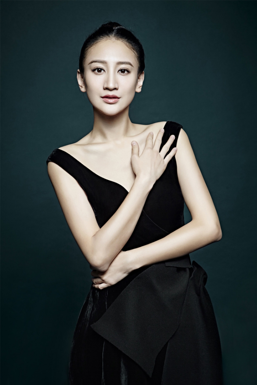 曾泳醍时尚写真妆容素净展现典雅气质_图-7