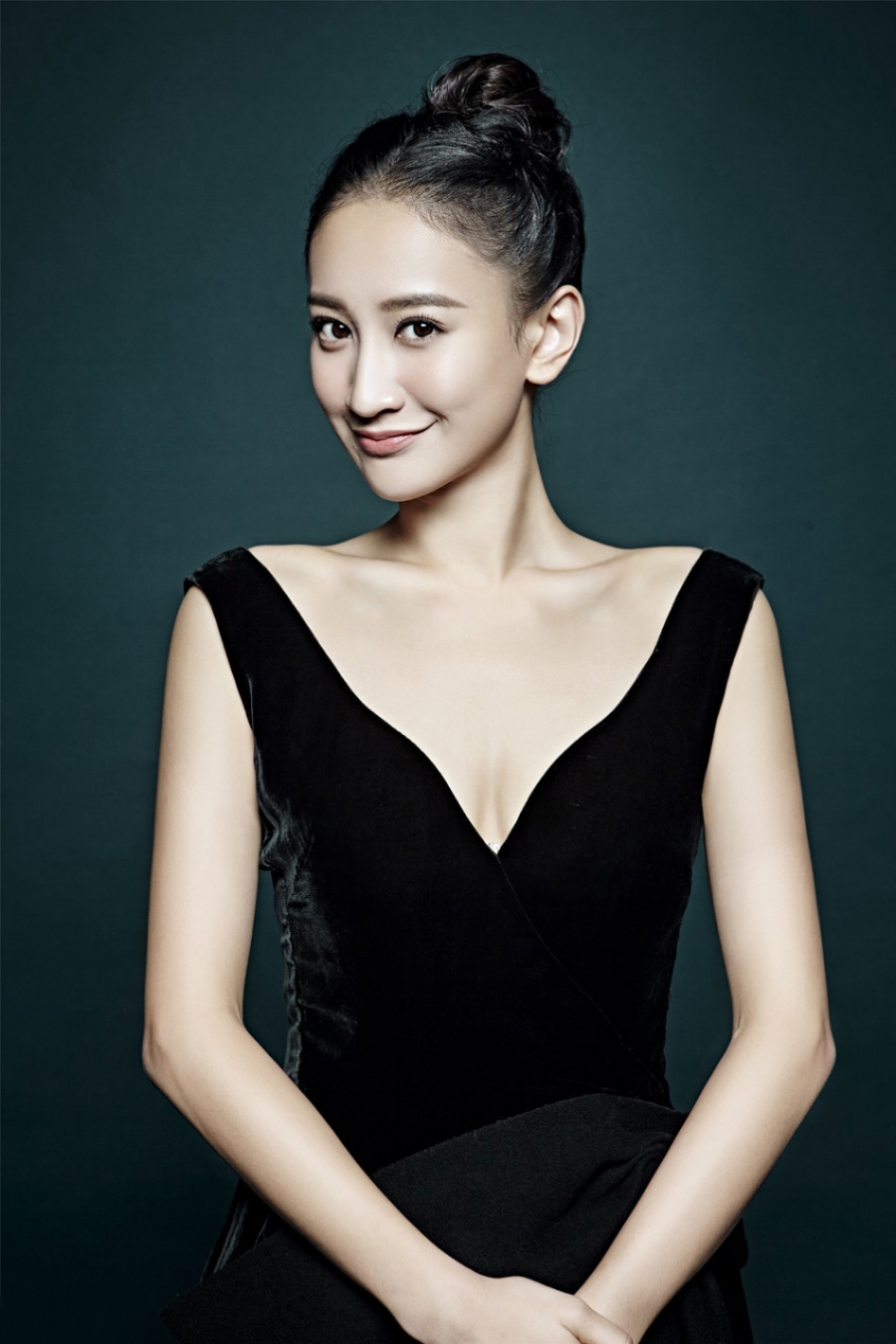 曾泳醍时尚写真妆容素净展现典雅气质_图-6