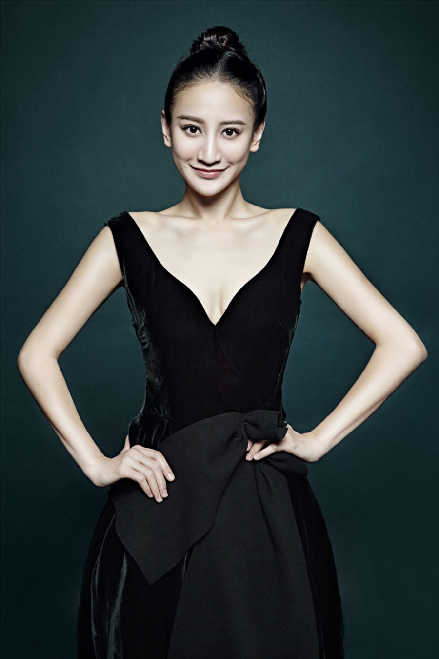曾泳醍时尚写真妆容素净展现典雅气质_图-4
