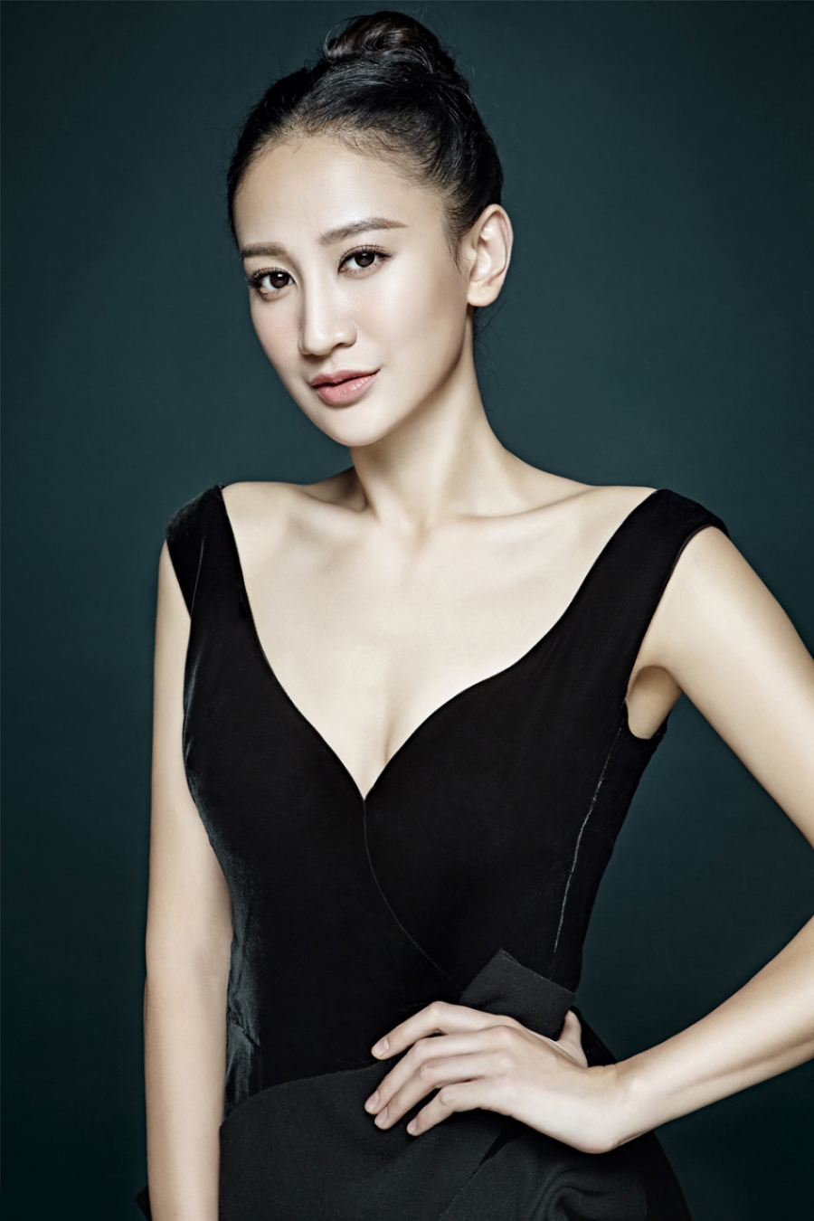 曾泳醍时尚写真妆容素净展现典雅气质_图-3