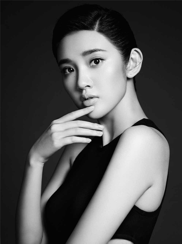 唐艺昕黑白写真文艺优雅复古味十足_图-2
