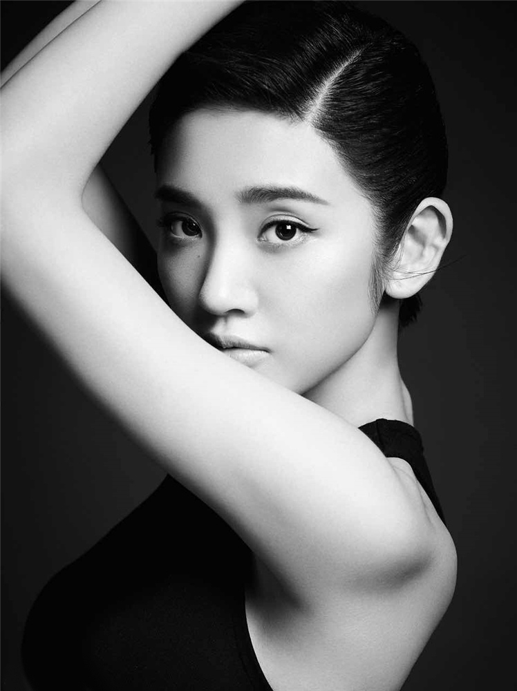 唐艺昕黑白写真文艺优雅复古味十足_图-4