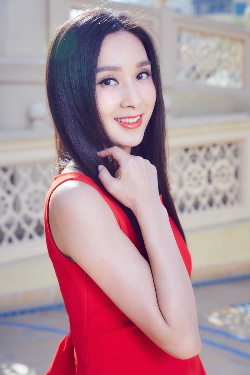杨恭如户外写真红衣似火美艳动人_图-4