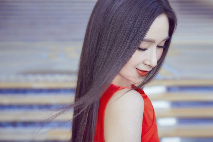 杨恭如户外写真红衣似火美艳动人_图-2