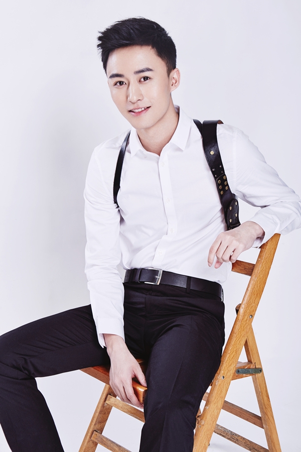 付嘉玩转制服诱惑白衬衣诠释禁欲系型男_图-2
