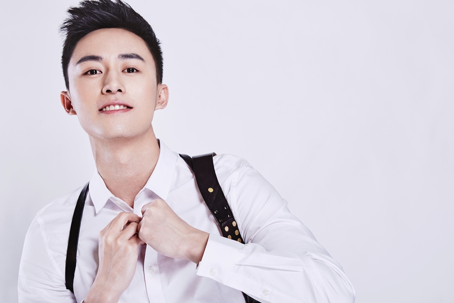 付嘉玩转制服诱惑白衬衣诠释禁欲系型男_图-1