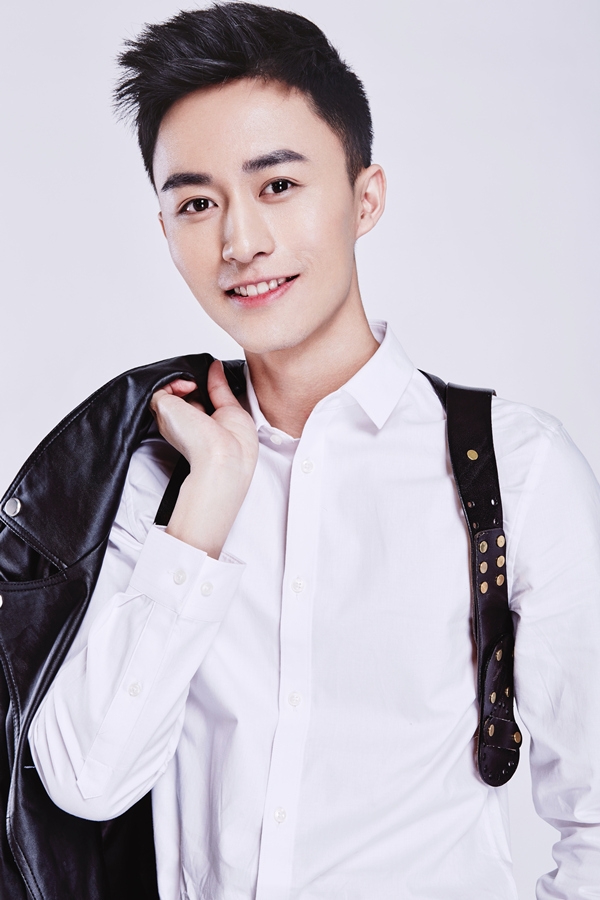 付嘉玩转制服诱惑白衬衣诠释禁欲系型男_图-3