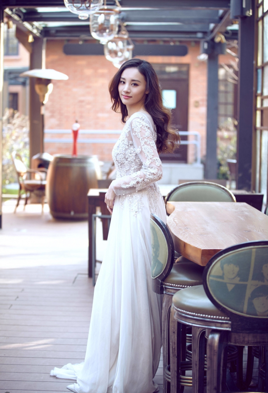 章龄之蕾丝长裙女神范明艳高贵_图-2