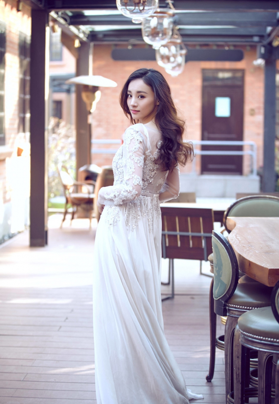 章龄之蕾丝长裙女神范明艳高贵_图-3