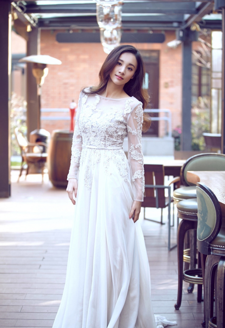 章龄之蕾丝长裙女神范明艳高贵_图-4