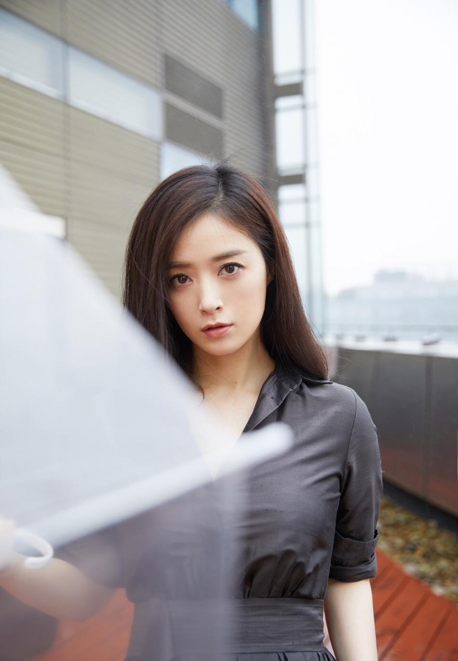 蒋欣黑衣长裙性感写真撩道一大片！_图-1