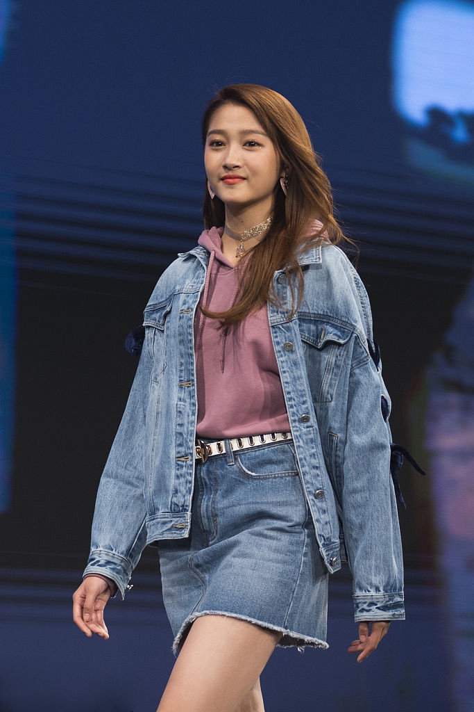 关晓彤现身某品牌发布会比耶卖萌显少女本色_图-2