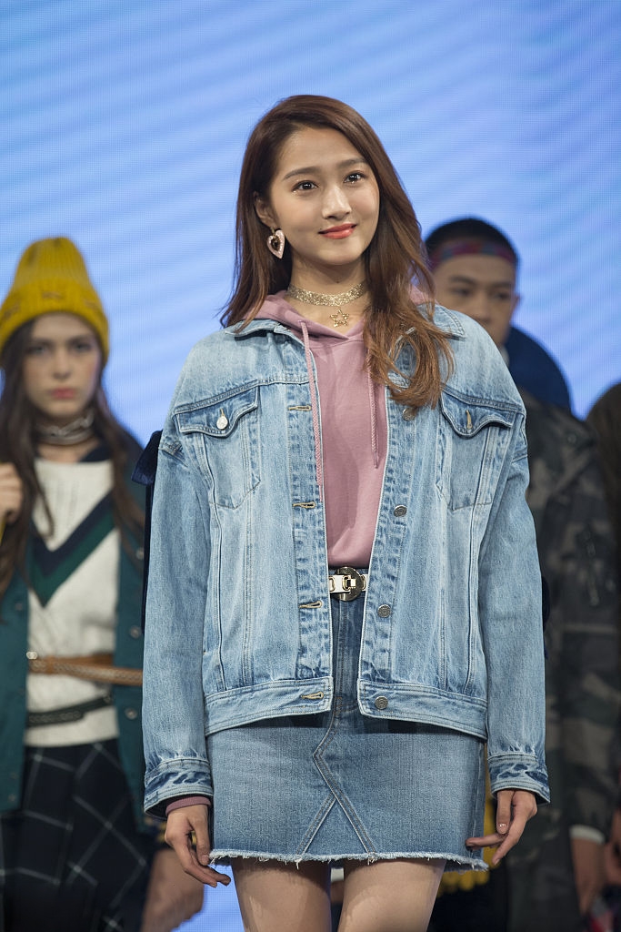 关晓彤现身某品牌发布会比耶卖萌显少女本色_图-5