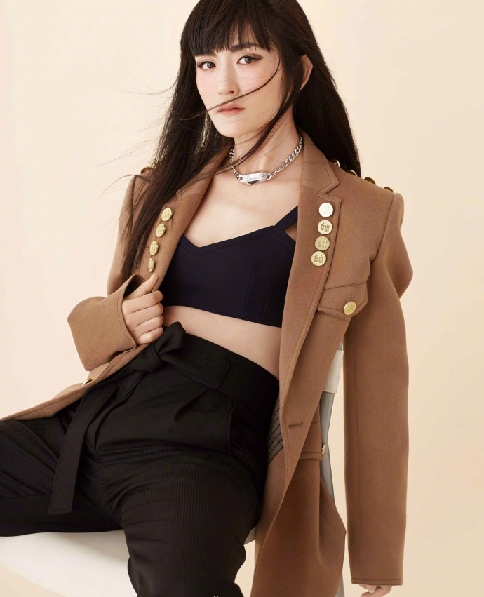 谢娜化身高冷时髦girl眼神笃定女神范十足_图-5