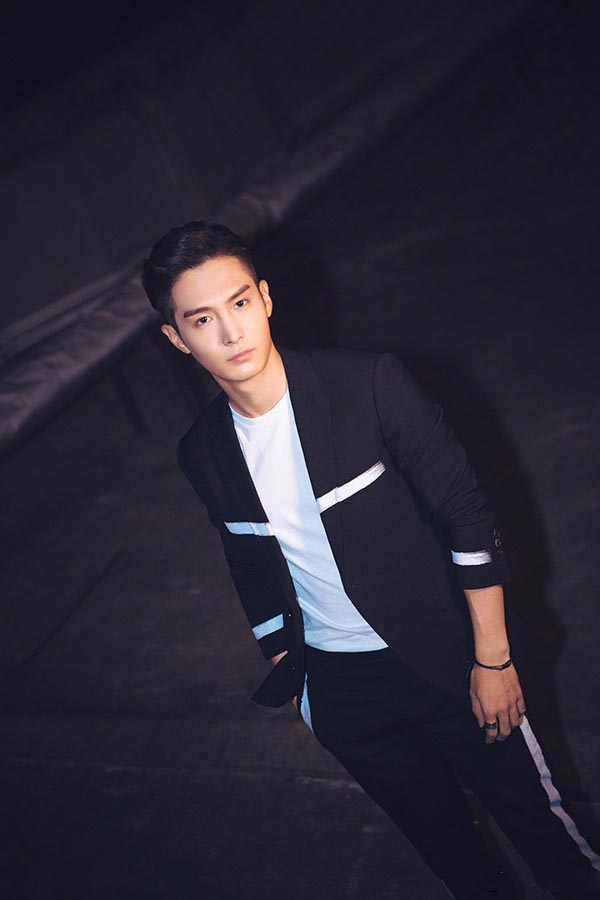 盛一伦生日大片眼神犀利尽显型男魅力_图-3