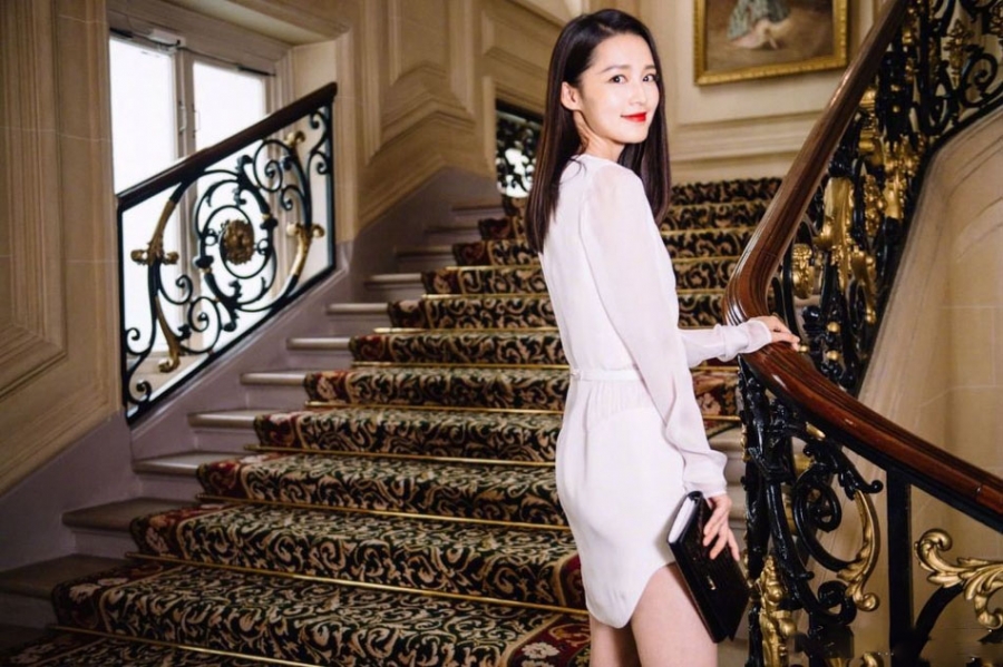 李沁白色短裙秀美腿长发垂肩女人味十足_图-1