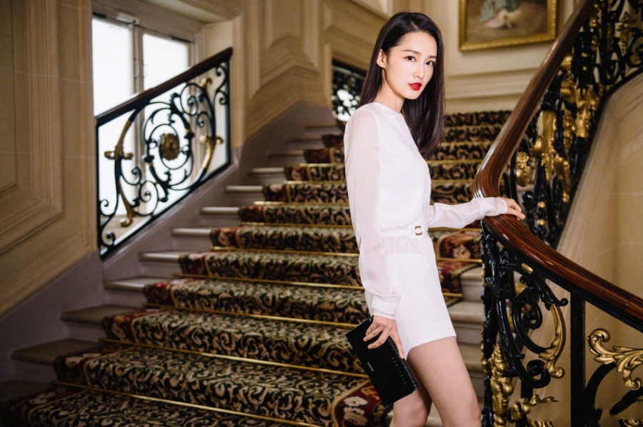 李沁白色短裙秀美腿长发垂肩女人味十足_图-4
