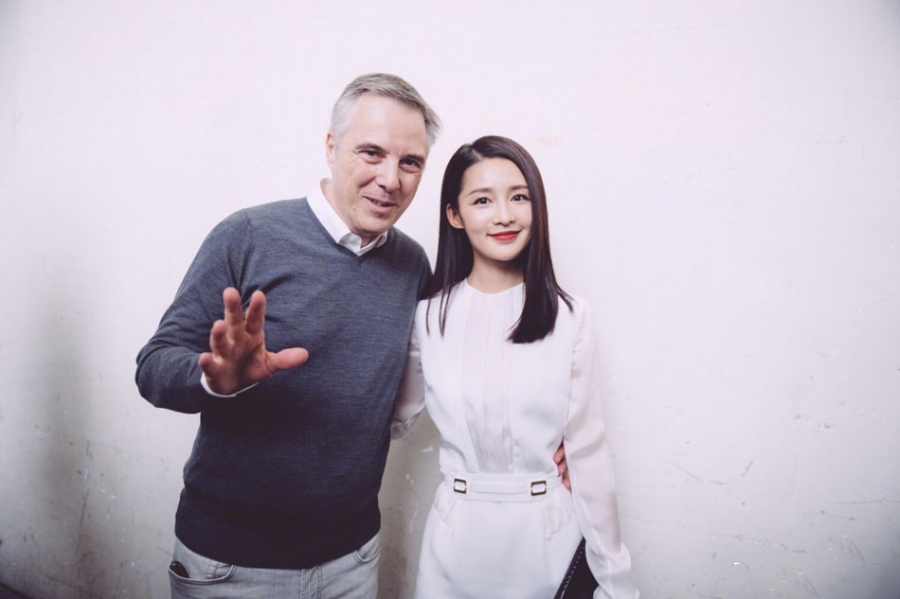李沁白色短裙秀美腿长发垂肩女人味十足_图-3