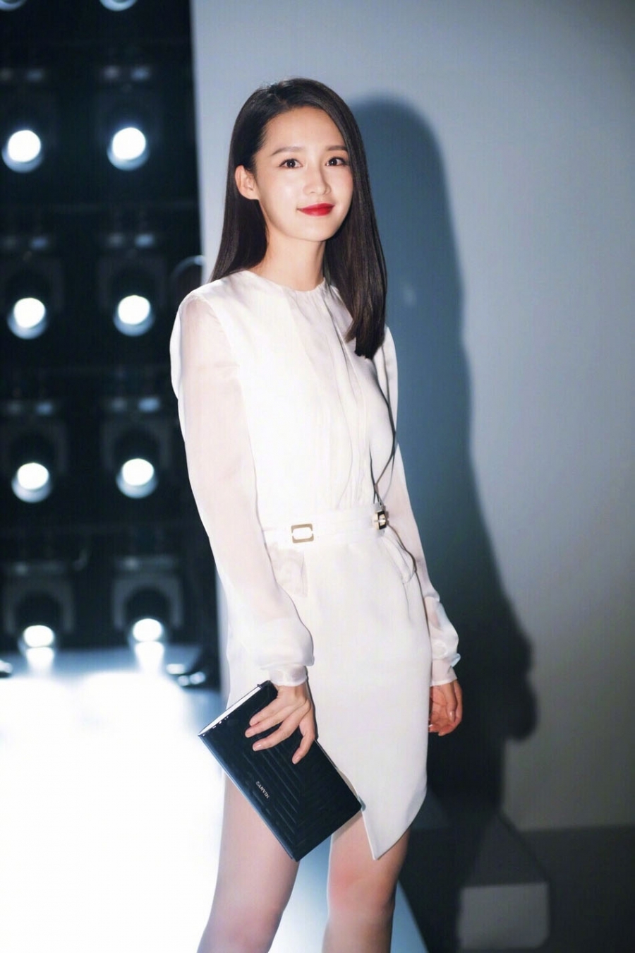 李沁白色短裙秀美腿长发垂肩女人味十足_图-2