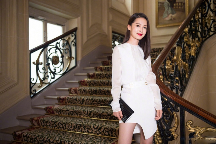 李沁白色短裙秀美腿长发垂肩女人味十足_图-5