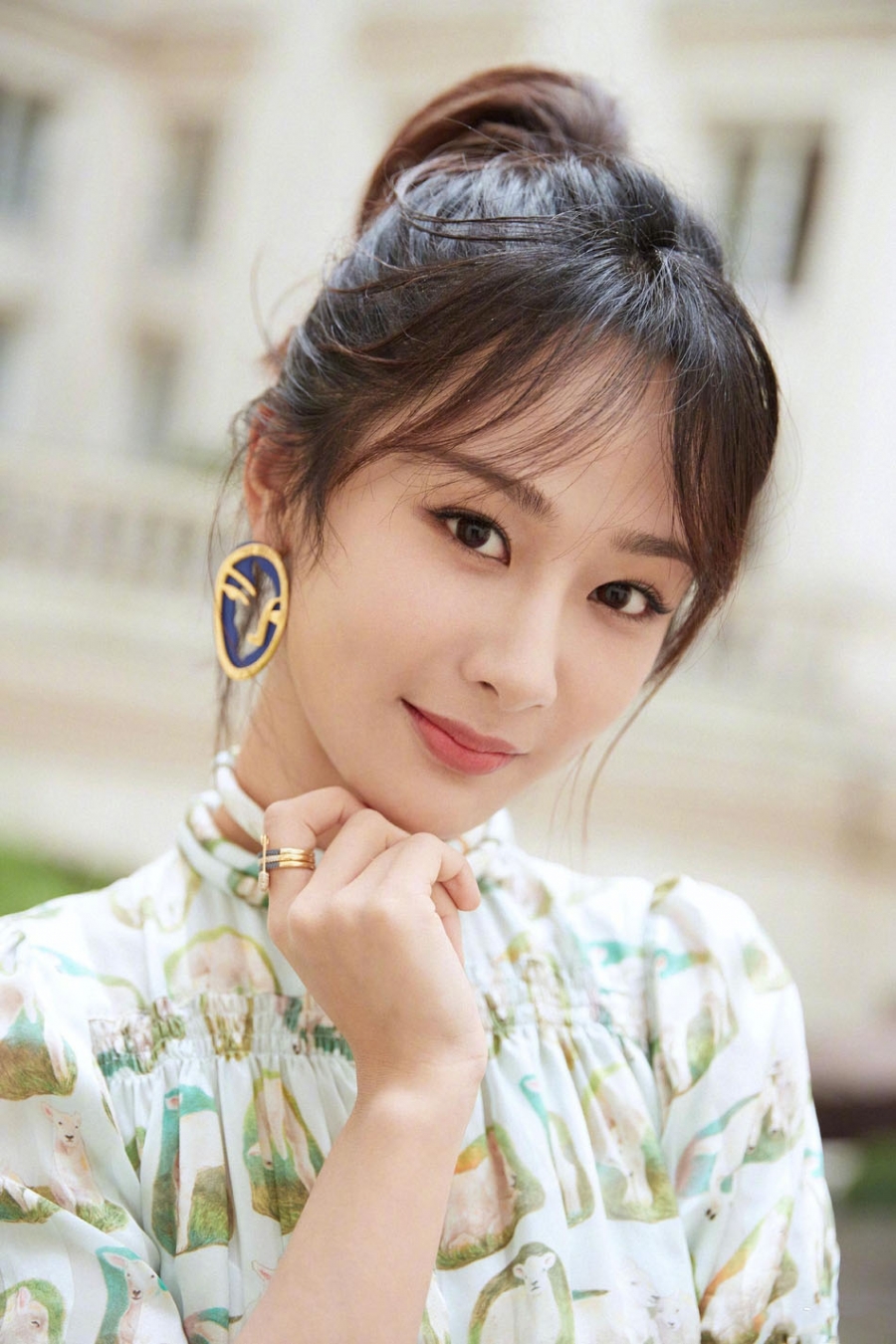 杨紫晒清新优雅美照甜美成熟女人味十足_图-2