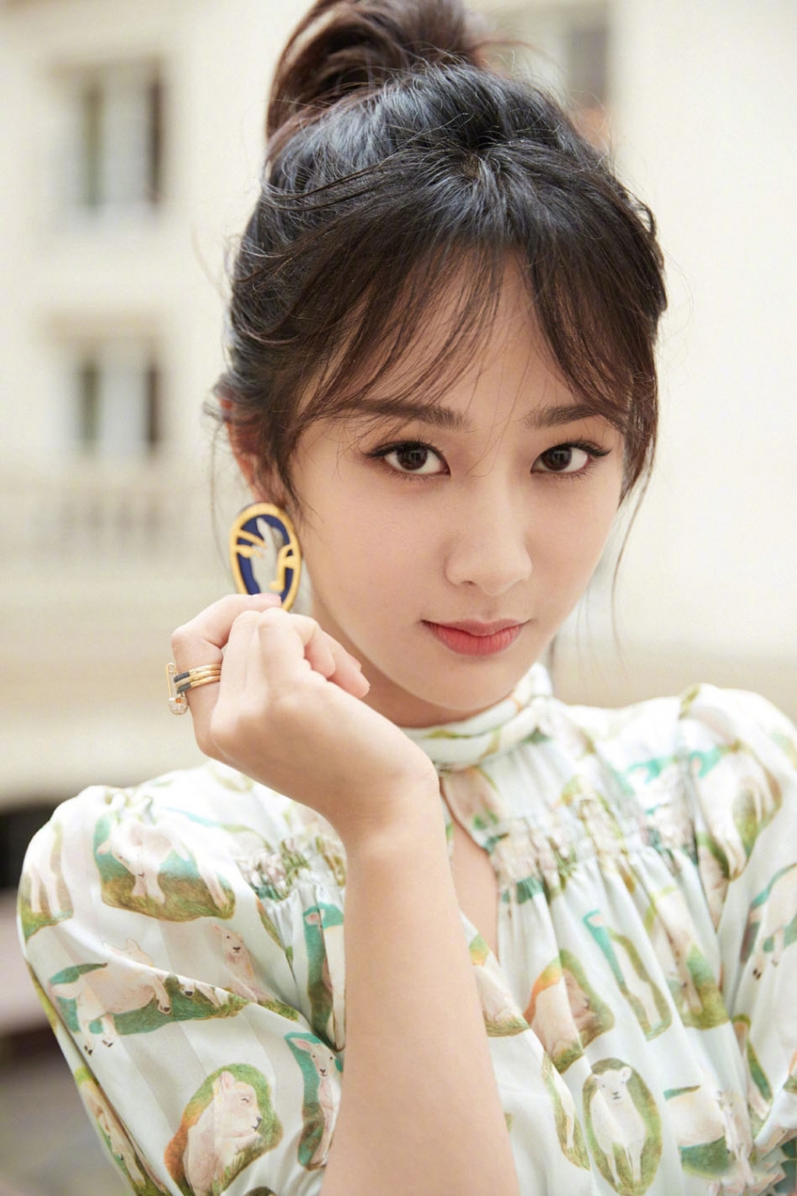 杨紫晒清新优雅美照甜美成熟女人味十足_图-6