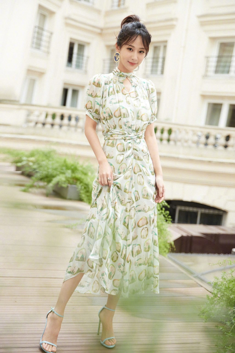 杨紫晒清新优雅美照甜美成熟女人味十足_图-1