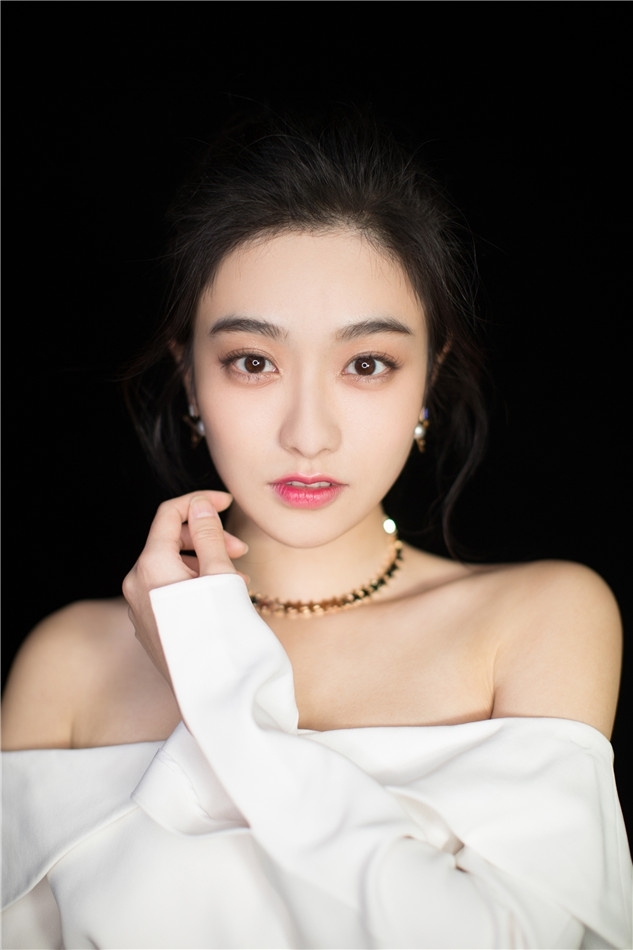 演员孙雪宁最新写真曝光大秀香肩尽显女性柔美一面_图-6