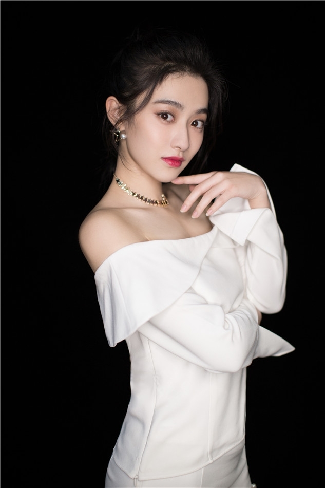 演员孙雪宁最新写真曝光大秀香肩尽显女性柔美一面_图-2