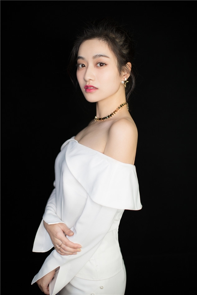 演员孙雪宁最新写真曝光大秀香肩尽显女性柔美一面_图-4