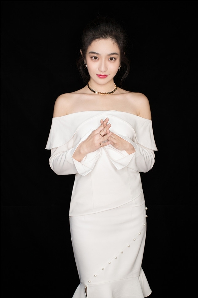 演员孙雪宁最新写真曝光大秀香肩尽显女性柔美一面_图-5
