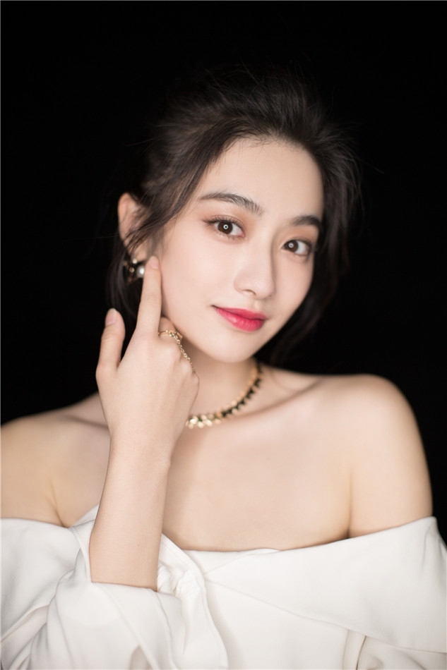 演员孙雪宁最新写真曝光大秀香肩尽显女性柔美一面_图-1