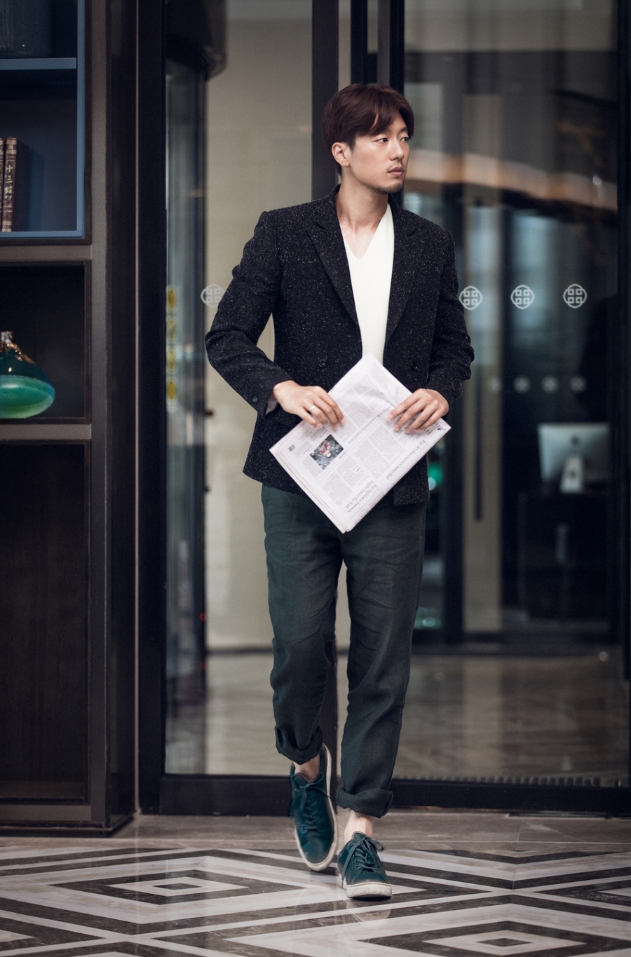 凌潇肃演绎不同风格的造型举手投足之间散发出男人魅力_图-2