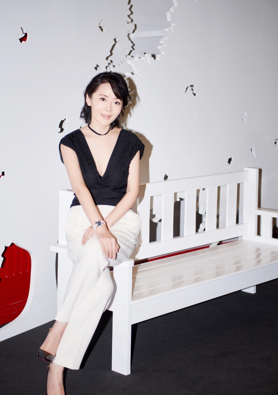 “暖熟女神”车永莉出席红秀展览撞色连体裤尽显高挑身材_图-3
