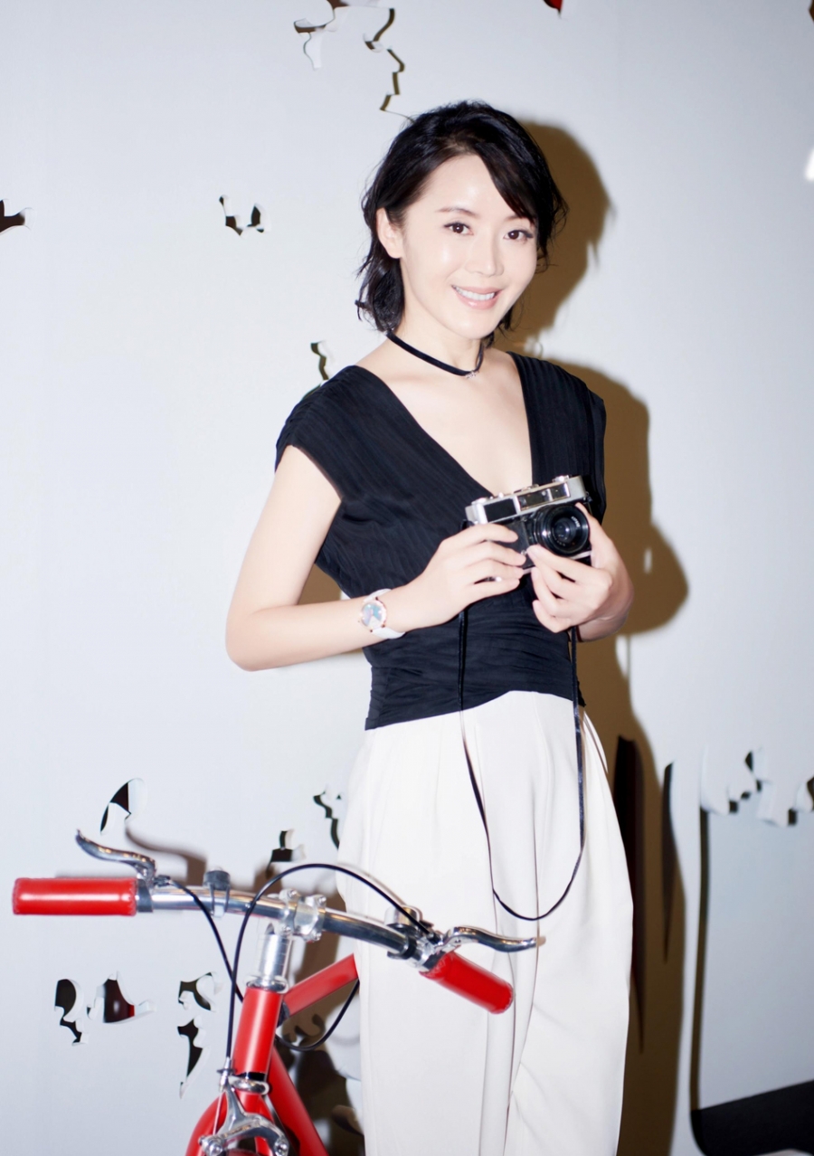 “暖熟女神”车永莉出席红秀展览撞色连体裤尽显高挑身材_图-1