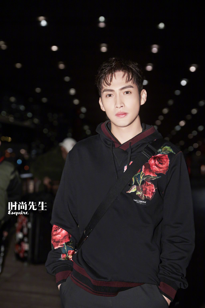 张彬彬米兰男装周首秀前夕玫瑰印花帽衫变身模特彬_图-1