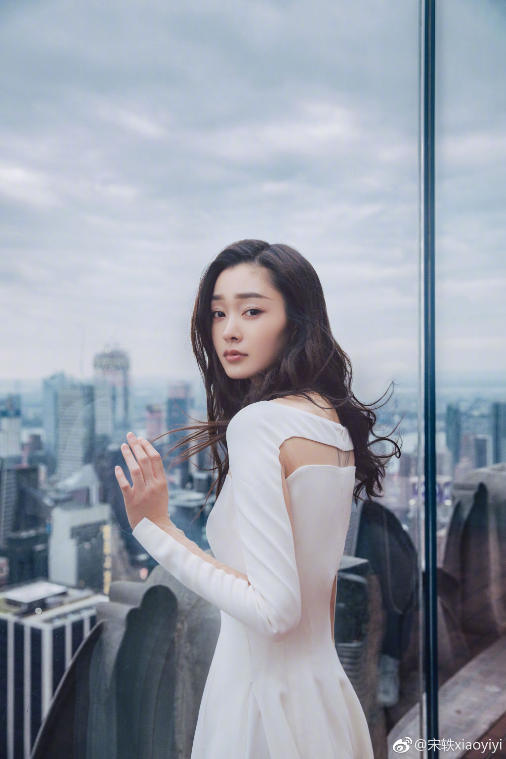 宋轶写真曝光一袭白裙在身衬托曼妙身材十分优雅_图-3